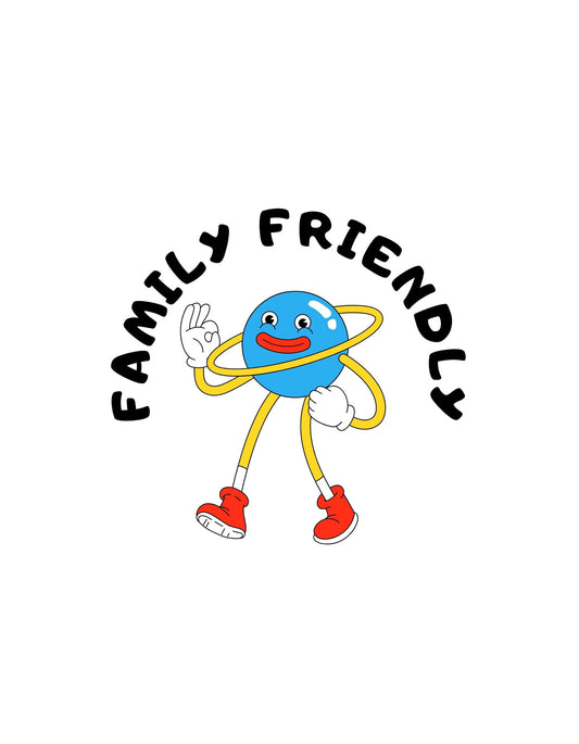 Vidám, kék színű, mosolygós karakter, melynek körül sárga gyűrű jár, és a "FAMILY FRIENDLY" szöveget formálja körvonalazva. 