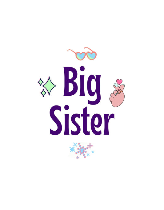 A képen egy játékos és színes "Big Sister" felirat látható, szív alakú szemüveggel és vidám rajzfilmfigurák kíséretében, amelyek a nagytestvérség örömét sugározzák. 