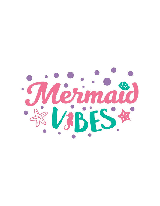 Egy tengerészeti ihletésű dizájn, ami "Mermaid Vibes" feliratot tartalmaz delfinkék és rózsaszín színekben, körülötte buborékokkal és egy csillagvirág, valamint egy kagyló kíséretében. 