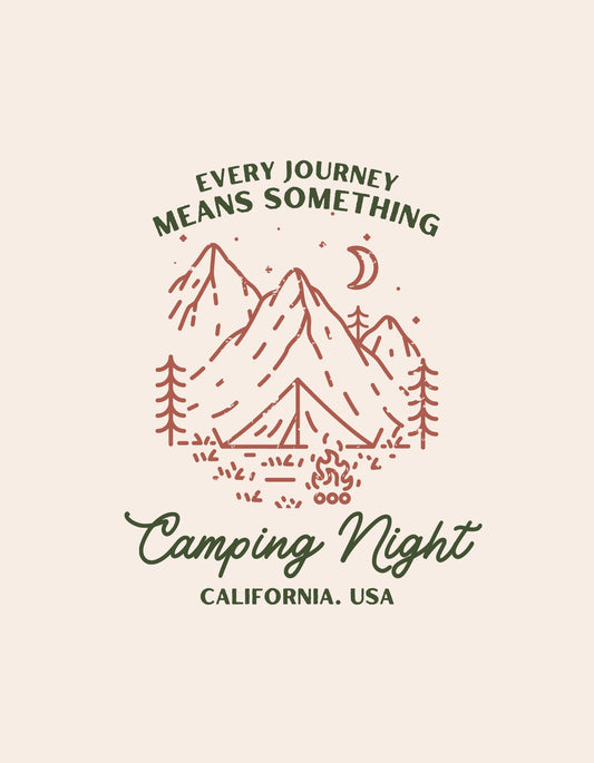 Az képen szerepel egy hangulatos, kempinges dizájn hegyekkel, fenyőfákkal és egy sátral, mellette a "Minden utazás számít" és a "Camping Night, California, USA" feliratokkal. 