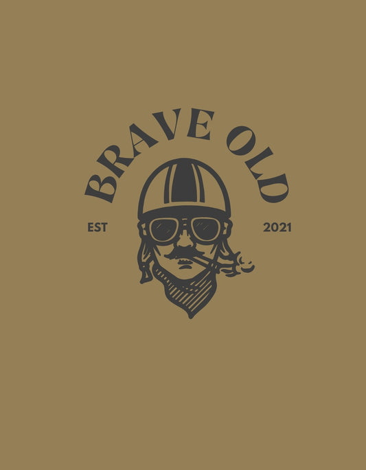 Retro pilóta dizájn egy bátor megjelenésű figura arcképével, szemüveggel és sisakkal, alatta a "BRAVE OLD" felirat és az alapítás éve, 2021 jelzéssel.