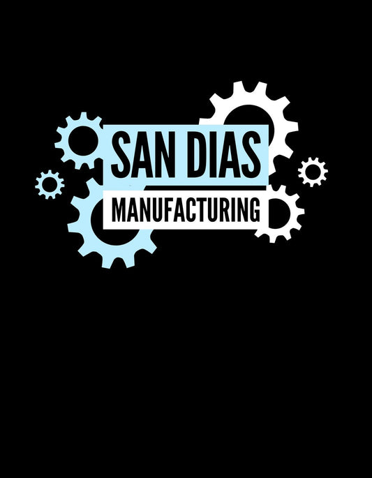 Fogaskerekek között megjelenő, modern tipográfiával ellátott "SAN DIAS MANUFACTURING" felirat dominál a tervezésben, mely egy ipari és erőteljes hatást kelt. 