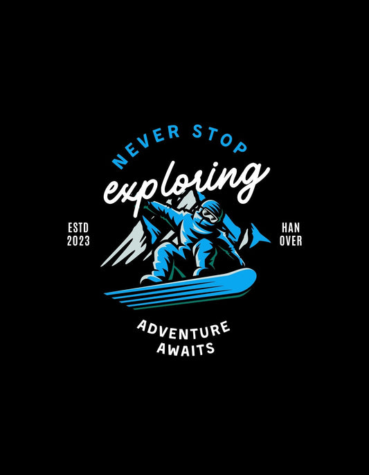 Egy hegyvidéki tájat és egy síelőt ábrázoló grafika, ami körül a "Never stop exploring", "ESTD 2023" és "Adventure awaits" szövegek olvashatók. A design kalandvágyó és felfedező szellemet sugároz.