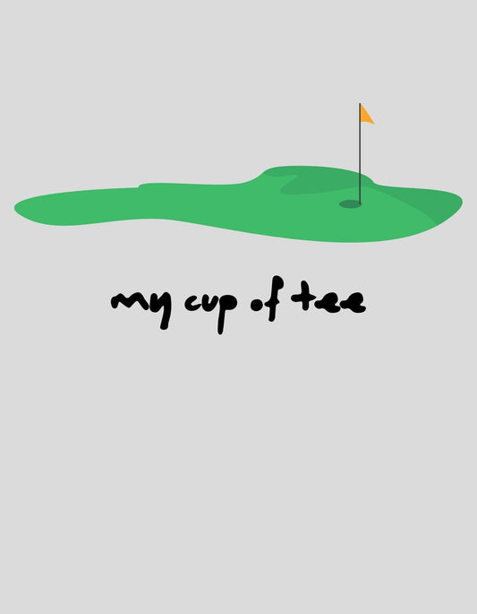 Egy egyszerű és stílusos grafikával ábrázolt golfpálya látható zászlóval, kiegészítve egy játékos, kézírásszerű betűtípusban íródott "my cup of tea" felirattal, amely lazára és elfogadó hangulatra utal. 