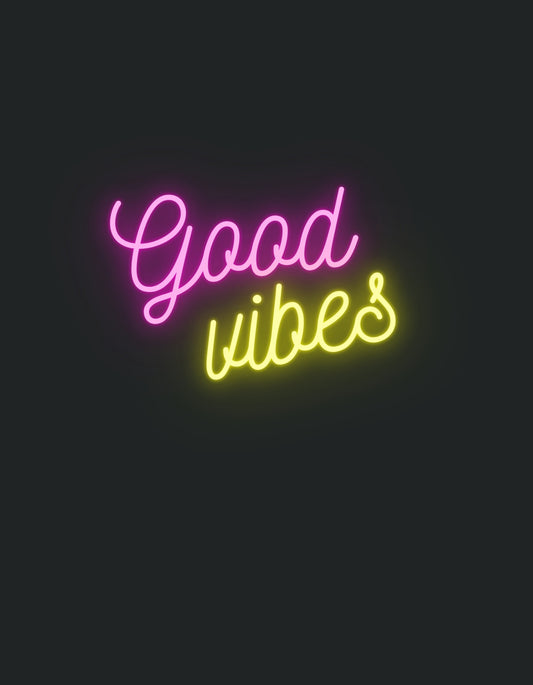 Egy neon fényerejű felirat, ami a "Good vibes" szavakat világítja meg rózsaszínben és sárgában egy sötét háttérrel. 