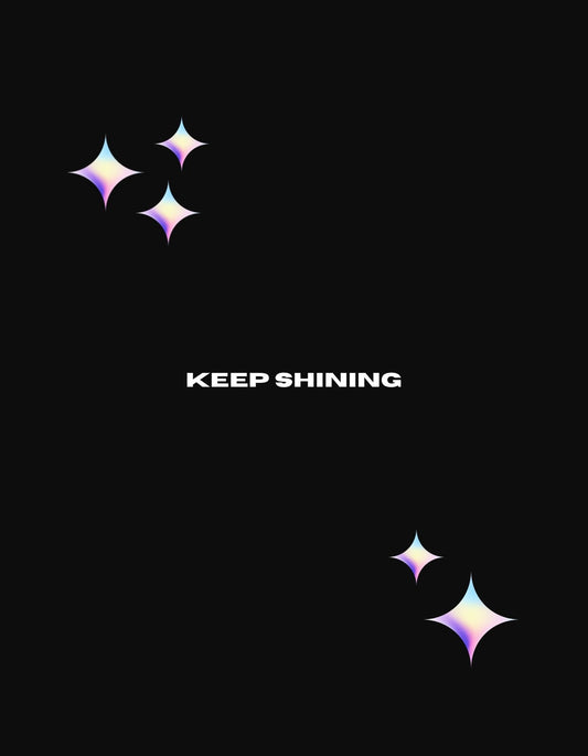 Egy sötét háttér előtt három csillagfény ragyog, közöttük a "KEEP SHINING" felirat kiemelkedik, ihletet és pozitív energiát sugározva. 