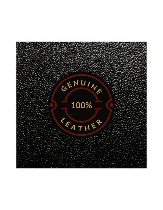 Egy elegáns és minőségi megjelenést árasztó címke látható, amely "GENUINE 100% LEATHER" felirattal büszkélkedik, mindezt egy textúrált, fekete háttér előtt, ami valódi bőr hatását kelti.