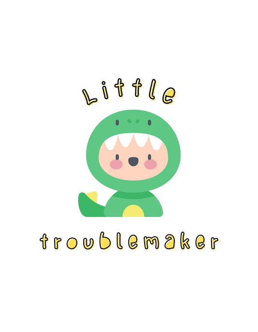Egy aranyos, dinoszaurusz jelmezbe öltözött kisgyermek rajza, aki ül és széles mosollyal tekint felénk, az angol "Little troublemaker" szöveggel alatta, ami játékos, rosszcsont hangulatot áraszt. 
