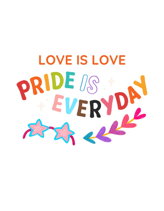 Színes, élénk feliratok hirdetik a szeretet és büszkeség üzenetét, "LOVE IS LOVE" és "PRIDE IS EVERYDAY" szavakkal, kiegészítve csillagokkal és díszítő elemekkel. 