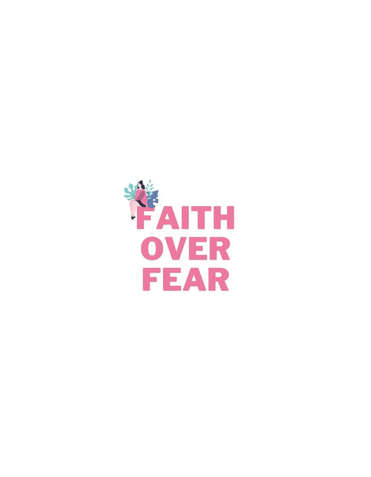 A képen egy pozitív üzenettel ellátott grafika látható: "Faith Over Fear", ami a hit és a bátorság fontosságát hangsúlyozza a félelemmel szemben, egy stilizált növényi elemmel díszítve. 