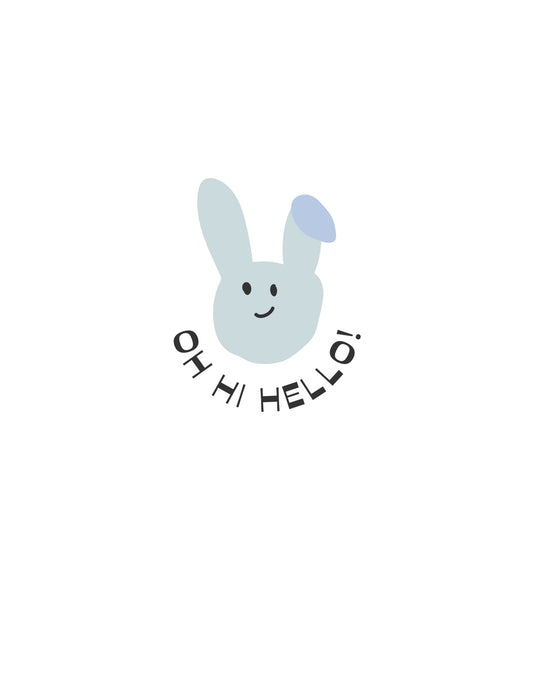 Egy aranyos, egyszerű stílusú nyuszi köszön be vidáman, a "OH HI HELLO!" felirat körbeöleli. A design minimalista, de barátságos hangulatot áraszt, tökéletes mindennapi viselethez. 