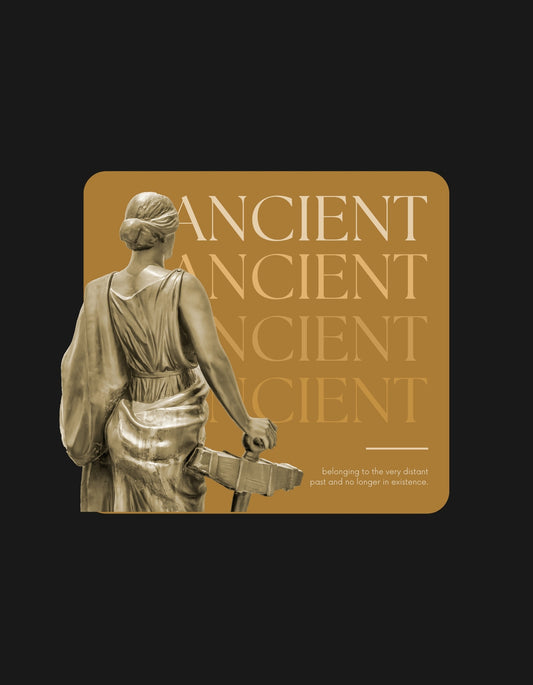 Az ókori világ eleganciáját és erejét árasztó design, melyen egy szobor látható hátulnézetből, kezében köteggel, hangsúlyos, aranyszínű "ANCIENT" felirattal az előtérben.