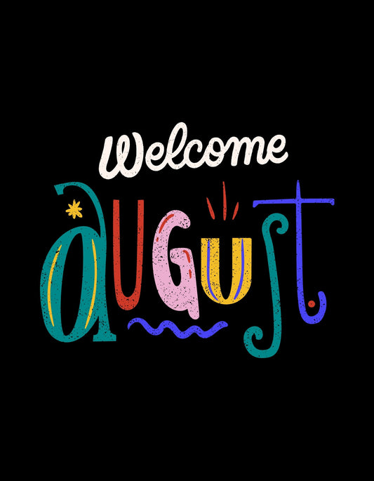 Színes és vidám "Welcome August" felirat díszíti a képet, különböző mintákkal és formákkal, amelyek a nyár hangulatát idézik. 
