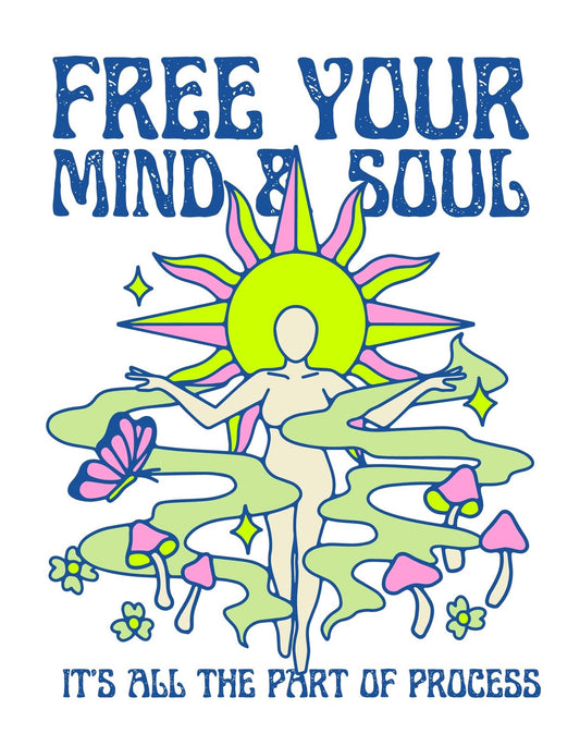  Színes, inspiráló design, amely egy női alakot ábrázol a természetben, egy napot és tollakat körbevevő felirattal: "Free Your Mind & Soul" és "It's All The Part of Process". 