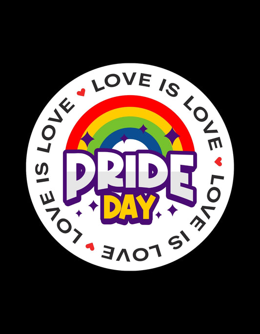 Egy színes szivárvány körvonalazza a "PRIDE DAY" szöveget, míg a kör peremén a "LOVE IS LOVE" felirat látható többször ismételve, szív formákkal megtörve. 