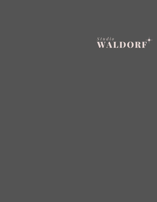 Egyszerű, mégis stílusos sötét háttér előtt a "Studio Waldorf" felirat látható fehér betűkkel, mellette egy csillagformájú dekor elem található. 