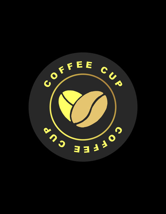 Stílusos kávészemek és a "COFFEE CUP" felirat kirajzolódik egy modern, kör alakú dizájnon, melynek sötét háttere elegáns kontrasztot alkot a fényes sárga és fehér színekkel. 