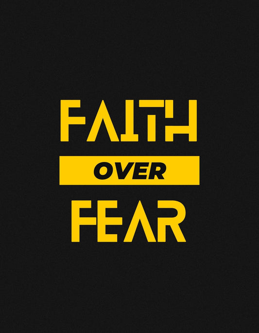 Bátorító szöveg díszíti a képet, "FAITH OVER FEAR" felirattal, ami azt üzeni, hogy a hit erősebb mint a félelem. A dizájn egyszerű, mégis hatásos, fekete alapon sárga betűkkel kiemelve. 