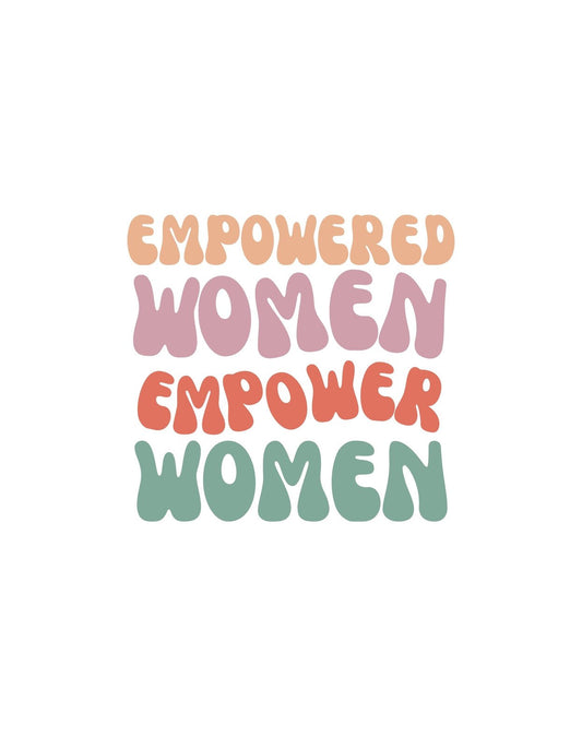  Vidám színkombinációval megjelenő inspiráló szöveg, mely "Empowered Women Empower Women" feliratot mutat, kifejezve az összetartást és erőt. 