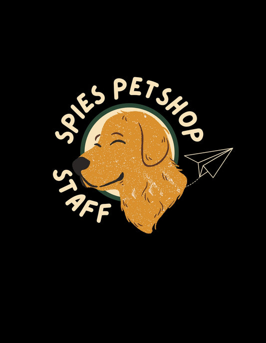 Egy mosolygós kutya fejét ábrázoló design, körülötte a "SPIES PETSHOP STAFF" felirattal, amely a hűséges állatbarát beállítottságot sugallja. 