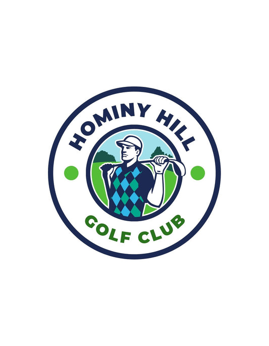 Egy golfos mintával ellátott logó, amelyen egy golfozó figura látható elegáns, kockás mintázatú felsőben, swing mozdulat közben, zöld golfpályákkal a háttérben. A kör alakú design a "Hominy Hill Golf Club" feliratot is magában foglalja. 