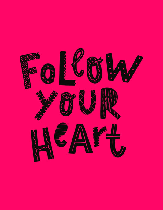 Színes és inspiráló dizájn, melynek középpontjában a "Follow your heart" felirat áll, különféle mintákkal és stílusokkal kiegészítve. 