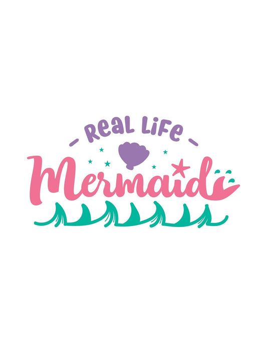  Élénk színű, játékos design, amely egy sellőfarkat ábrázol és a "Real Life Mermaid" feliratot tartalmazza. Ez a minta a tengeri varázslatot és a sellők iránti szeretetet hozza el mindenkinek. 