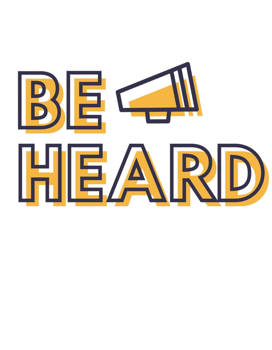 A képen egy hangszóró ikon látható, mellette a "BE HEARD" szöveggel, ami inspirál a vélemény kifejezésére és meghallgatásra. A design modern és minimalista, sárga és kék színekkel kiemelve a fontos üzenetet. 