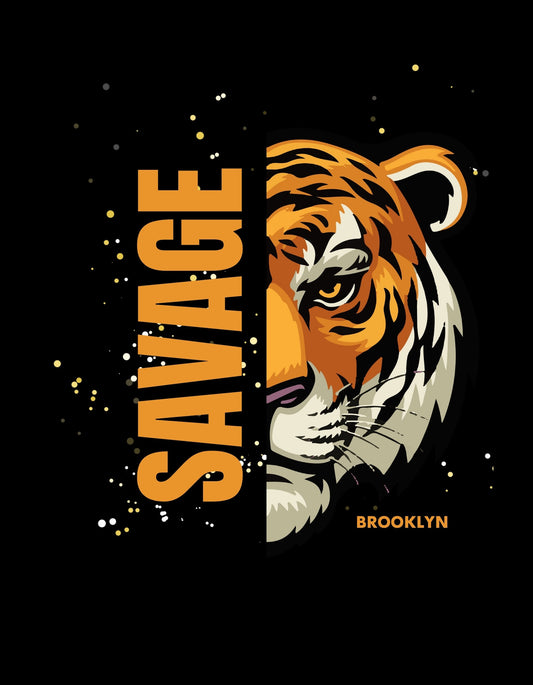 Egy vad, dinamikus tigris arcát ábrázoló grafika, sárga és narancs árnyalatokkal, erőteljes és merész "SAVAGE" felirattal. A háttere fekete, csillagokkal teli éjszakát idéz. 