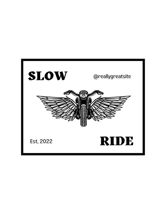 Egy vintage hangulatot árasztó motor és szárnyak rajza, a "SLOW RIDE" felirattal és egy alapítás évszámával jelzi a stílust és az időtlenséget. 