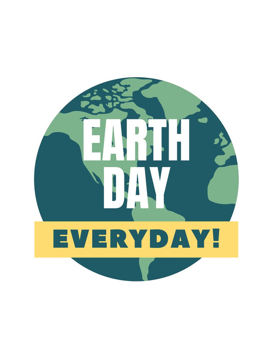 A képen egy stilizált Föld bolygó látható, melyet a "EARTH DAY EVERYDAY!" felirat keretez körbe, hangsúlyozva a környezettudatos gondolkodást és mindennapos cselekvést. 