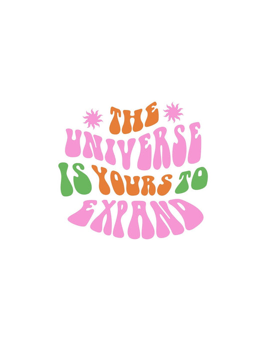 Színes betűkkelformázott inspiráló szöveg díszeleg ezen a képen, "The Universe Is Yours To Expand" felirattal, ami egy pozitív, motivációs üzenetet közvetít. A vidám színek és a játékos betűtípus lendületet és optimizmust sugároz. 