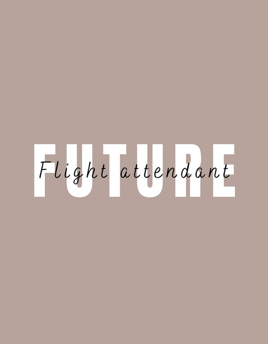 Egy letisztult dizájnnal rendelkező kép, amely a "FUTURE flight attendant" feliratot tartalmazza előtérben, modern, egyszerű betűtípussal. Ezt a tervet egy világosbarna háttér teszi elegánsan visszafogottá. 