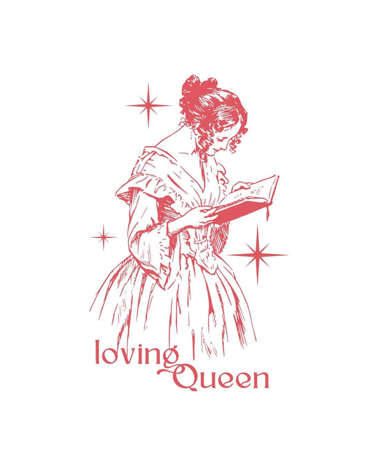 Egy elegáns hölgy olvasása közben, választékos ruházatban, melynek körül csillagok ragyognak, a "loving Queen" felirattal. 