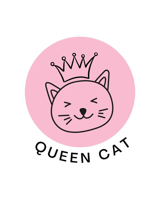 Egy bájos mosolygó cicát láthatunk koronával a fején, rózsaszín háttér előtt, "QUEEN CAT" felirattal. 