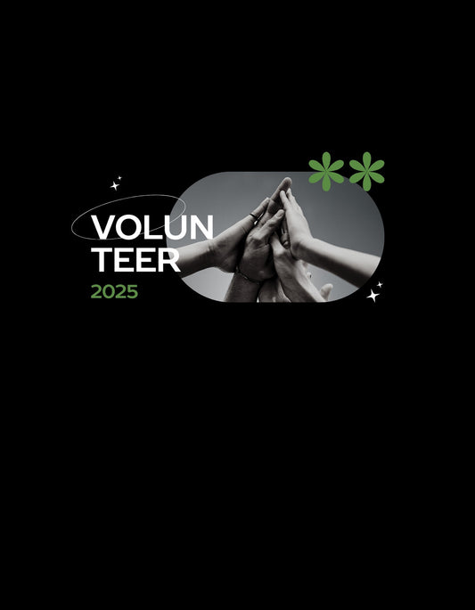 Egy csoport ember összefogott kezei láthatóak, fekete-fehér színvilágban, ami az összetartást és az önkéntességet szimbolizálja. A design a "Volunteer 2025" feliratot is magában foglalja, ami aktivizmusra és közösségi elkötelezettségre utal.
