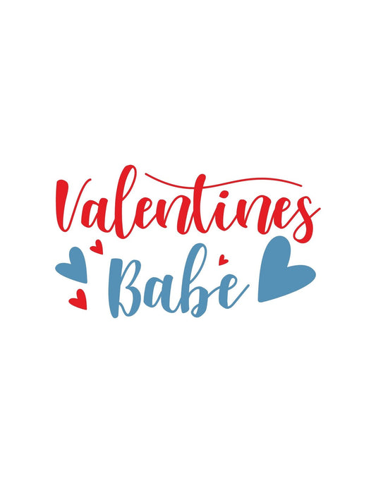 A képen egy kedves és játékos Valentin-napi felirat látható, "Valentines Babe" szöveggel és kék szívecskékkel. A piros és kék színkombináció vidám és szerelmes hangulatot áraszt. 