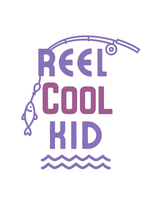 Egy stílusos horgászbotot és egy halat ábrázoló kép, ahogy egy hullámokkal teli vízfelszín fölött lógnak, alattuk a "REEL COOL KID" szöveggel. 