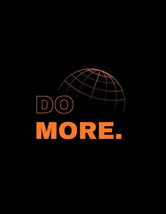 Fekete alapon narancssárga színben jelenik meg a "DO MORE." felirat, fölötte egy stilizált földgömb kontúrja körvonalazódik. 