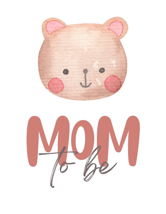 Egy mosolygó medvebocs feje, piros arcpírral, felette a "MOM to be" felirattal lágy írásstílusban. 