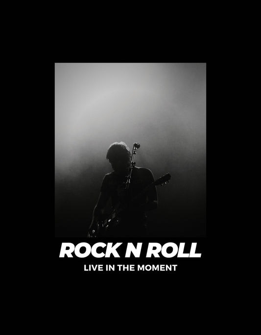 Egy gitárost ábrázoló dinamikus kép, aki szenvedéllyel játszik a színpadon, a felső részen a "ROCK N ROLL LIVE IN THE MOMENT" felirattal. 