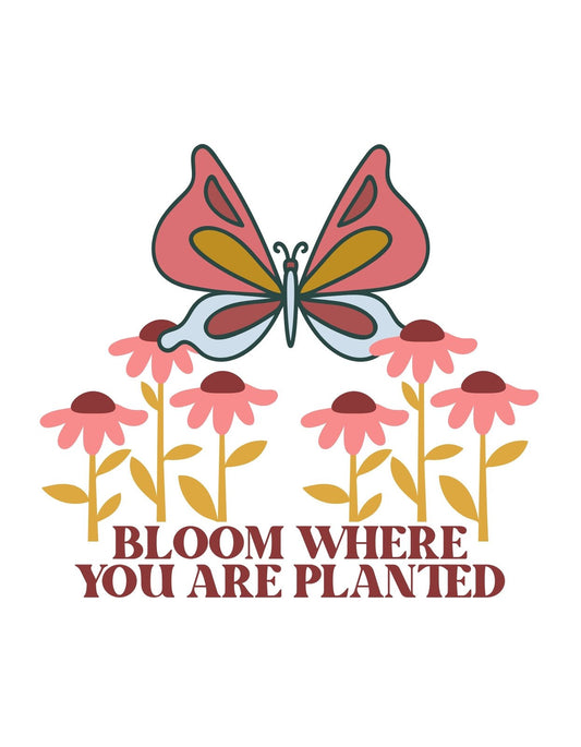 Egy színes, vidám pillangó szárnyal virágok fölött, alattuk a bátorító szöveg: "Bloom where you are planted". 