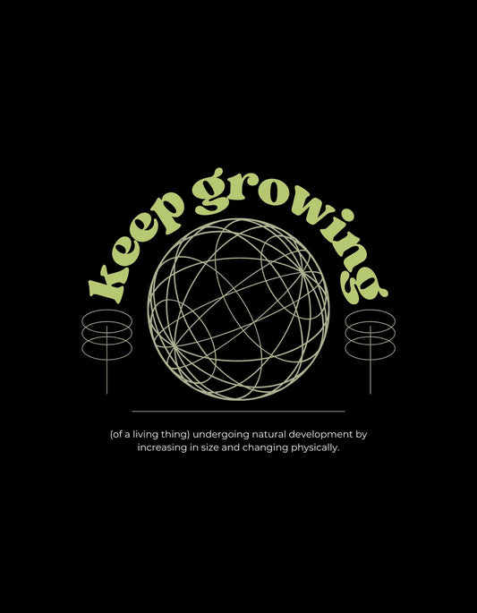 Összetett geometriai mintákat örvénylő gömb, és az "keep growing" inspiráló üzenetével ez a dizájn egy áramló fejlődést és állandó növekedést sugároz. Az alsó részen apró betűkkel egy magyarázó szöveg található a növekedésről és fejlődésről. 