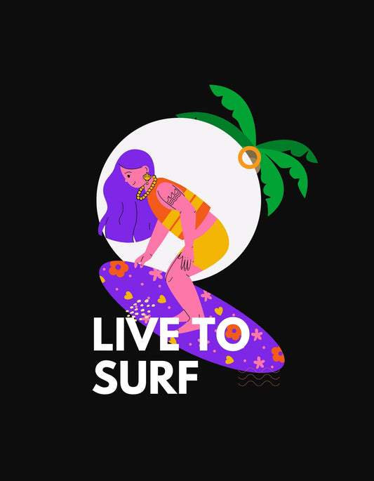 Egy színes szörfös lányt ábrázoló grafika, kiemelkedő a "LIVE TO SURF" felirattal, amely a szörfözés iránti szenvedélyt hangsúlyozza. 