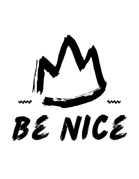 Egy egyszerű, mégis ütős dizájnnal ellátott grafika, mely egy faragatlan, vonalvezetésű koronát ábrázol a "BE NICE" felirat fölött. 