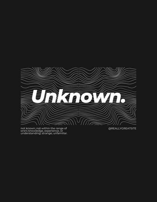 Egy minimalista, fekete háttérrel és fehér, hullámos vonalakkal rendelkező dizájn, melyen az "Unknown" felirat olvasható. Alatta kisebb betűmérettel a szó jelentése van meghatározva. 
