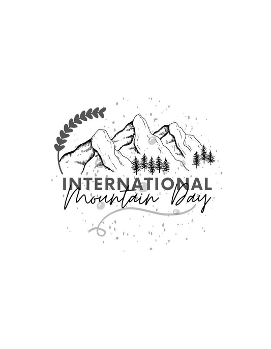 Egy letisztult grafikával megálmodott hegyi tájat ábrázoló kép, melyet fenyőfák és egy ág díszítenek, és az "International Mountain Day" felirat uralja a teret. 