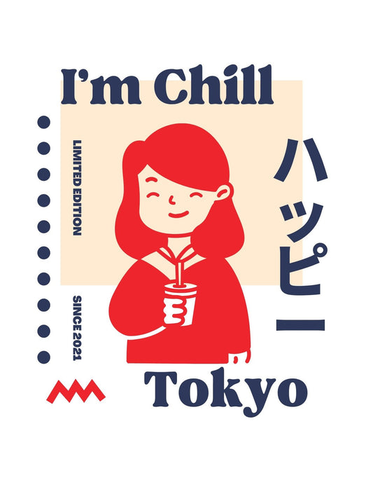 Egy mosolygó, piros hajú személyt ábrázol a kép, aki egy italt tart a kezében, és a "I'm Chill" felirat látható felette, "Tokyo" szó alatta, ami a laza és fiatalos stílust sugározza. 