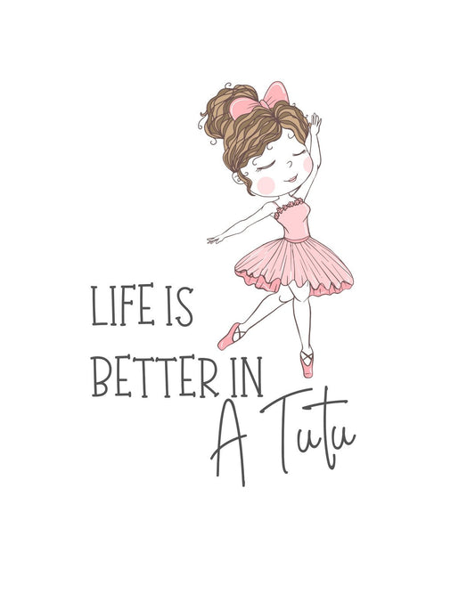 Egy bájos, mosolygós balett-táncosnő látható, aki egy rózsaszín tutuban táncol, a kép alján a "Élet szebb tutuban" felirattal. 