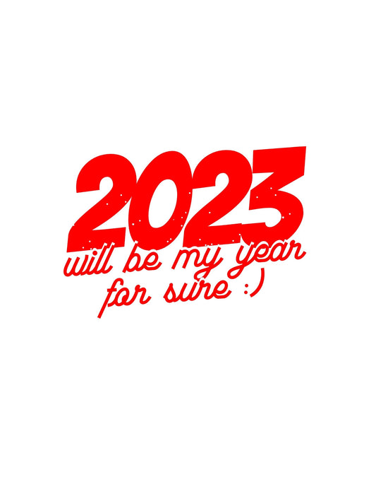 Egy lendületes és optimista dizájn, amely a "2023 will be my year for sure :)" szöveget ábrázolja piros, dinamikus betűtípussal. A tervezés pozitív energiát sugároz és kitűnő választás azok számára, akik szeretnék megosztani az újévi elszántságukat.